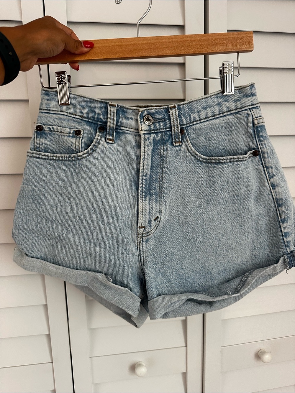 Abercrombie & Fitch 
Mom Shorts high Rise